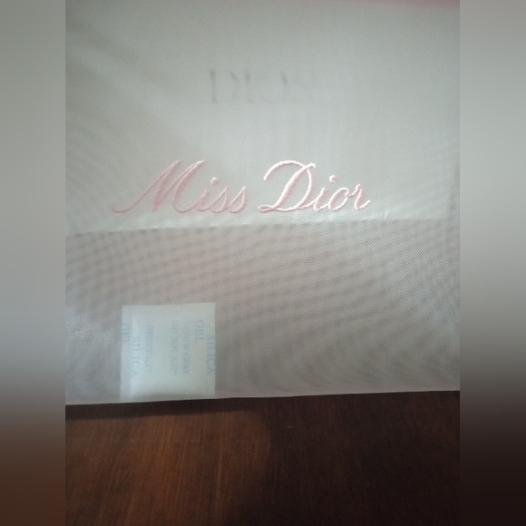 GIVEAWAY *****
Dior. New Miss Dior - Picture 4 of 4